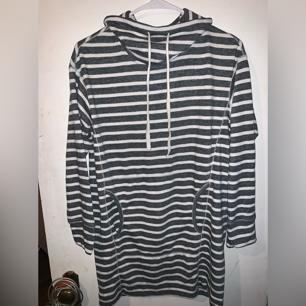 gray and white stripped 3/4 sleeve sweater w pocket